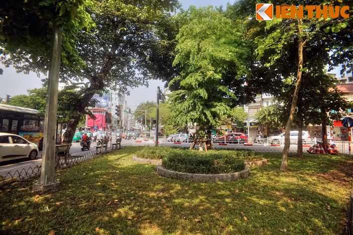 Vườn hoa Cửa Nam hồi ấy mang tên Place Neyret nhưng dân ta vẫn quen gọi là vườn hoa "Bà đầm xoè" vì ở đó từ năm 1896-1945 có đặt một bản sao của tượng Nữ Thần Tự Do cao 285 cm. Tượng bị giật đổ năm 1945, đến năm 1952 thì được nấu chảy để đúc pho tượng Phật chùa Thần Quang ở làng Ngũ Xã.