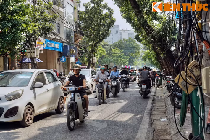 Xưa kia, phố Cửa Nam là đất thôn Yên Trung thượng, tổng Tiền Nghiêm (sau đổi là Vĩnh Xương) huyện Thọ Xương. Thời thuộc Pháp, phố mang tên là Rue Neyret, từ 1945 chính thức mang tên gọi Cửa Nam.