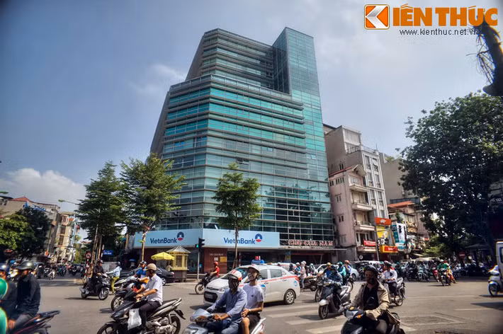 Đầu phía Tây của phố Cửa Nam từng có chợ Cửa Nam, một trong những khu chợ lớn và có lịch sử lâu đời nhất của thủ đô Hà Nội. Cho đến thập niên 1990, chợ vẫn là một địa điểm buôn bán nhộn nhịp ở trung tâm thành phố.