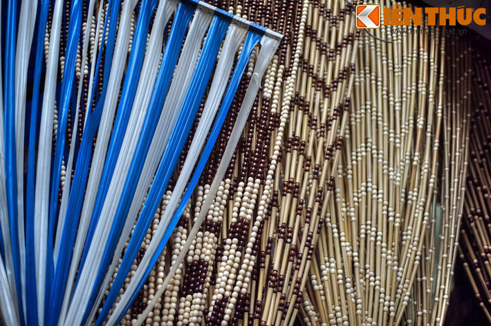 Mặt hàng mành được bán trên phố đa dạng hơn nhiều so với thời xưa. Ngoài loại mành truyền thống bằng nan tre còn có các loại mành bằng nhựa, mành hạt gỗ...