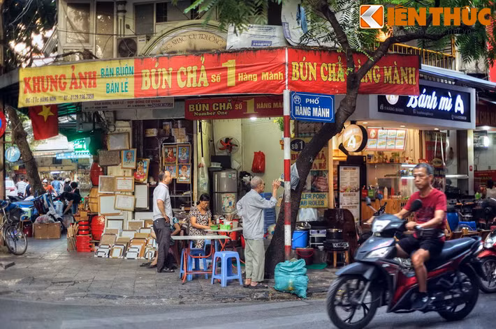 Nhà số 1 phố Hàng Mành là di tích đáng chú ý trên phố. Trong kháng chiến chống Pháp, ngôi nhà này là nơi liên lạc của đảng bộ Hà Nội, được ngụy trang như một hiệu cắt tóc. Nhà cách mạng Hoàng Văn Thụ lúc ấy có bí danh là Tôn, đã đóng vai người kéo quạt thuê tại đây...