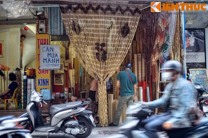 Ngày nay, với sự hiện diện của các cửa hàng bán mành, phố Hàng Mành là một trong số ít đường phố ở khu phố cổ Hà Nội còn bán thứ hàng hóa đặc trưng gắn với tên phố.