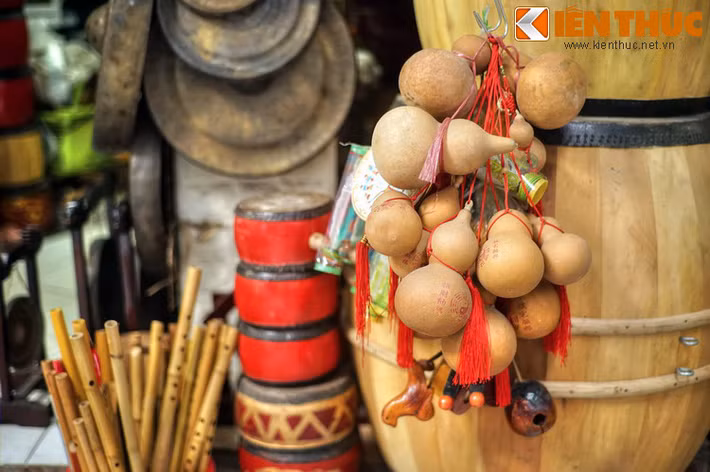 Các loại nhạc cụ được bày bán ở đây rất phong phú về chủng loại, vừa phục vụ nhu cầu học tập, biểu diễn của người dân, vừa là quà lưu niệm được khách phương xa ưa chuộng.
