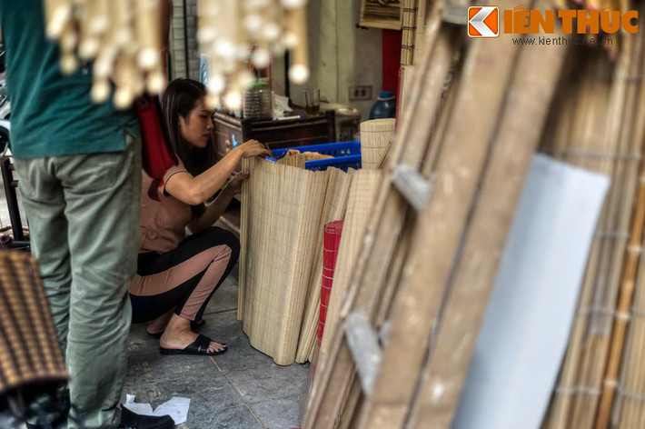 Dù vậy, so với khi xưa, quy mô của hoạt động kinh doanh mành ngày nay là không đáng kể. Số hộ bán mành chỉ còn đếm trên đầu ngón tay, còn các xưởng sản xuất mành đã biến mất theo thời gian.