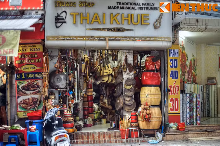 Bên cạnh mặt hàng mành, phố Hàng Mành ngày nay còn được biết đến với các cửa hàng bán nhạc cụ truyền thống.