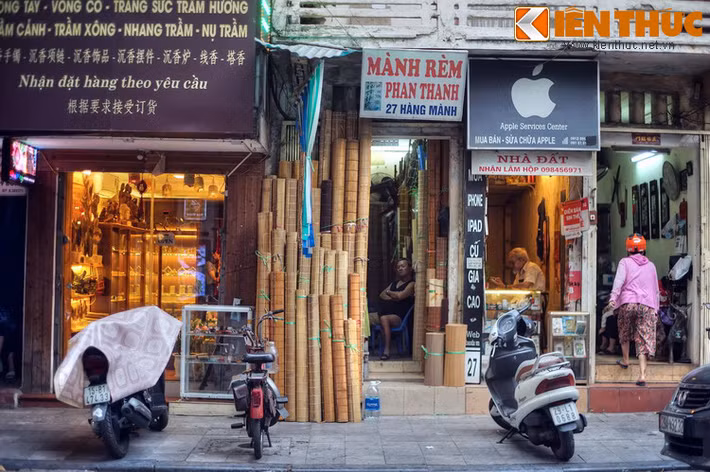  Phố Hàng Mành là một con phố dài khoảng 150 mét, kéo dài từ phố Hàng Nón đến phố Lý Quốc Sư ở ngã tư Hàng Bông, Hàng Gai, mạn Tây Nam khu phố cổ Hà Nội. Đây nguyên là đất thôn Kim Cổ, tổng Thuận Mỹ, huyện Thọ Xương cũ.