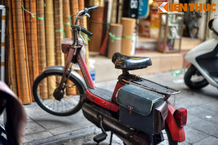 Thời Pháp thuộc, người Pháp gọi phố là “rue des Stores”, nghĩa là phố chuyên bán rèm/mành. Từ năm 1945 phố lấy lại tên tiếng Việt là phố Hàng Mành và cái tên này được giữ cho đến nay.