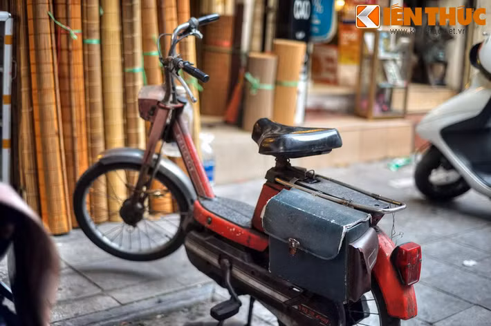 Thời Pháp thuộc, người Pháp gọi phố là “rue des Stores”, nghĩa là phố chuyên bán rèm/mành. Từ năm 1945 phố lấy lại tên tiếng Việt là phố Hàng Mành và cái tên này được giữ cho đến nay.