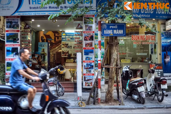 Với sự phát triển của du lịch ở phố cổ, phố Hàng Mành trở thành nơi quy tụ khá nhiều cơ sở lưu trú và các văn phòng du lịch phục vụ như cầu du khách trong và ngoài nước.