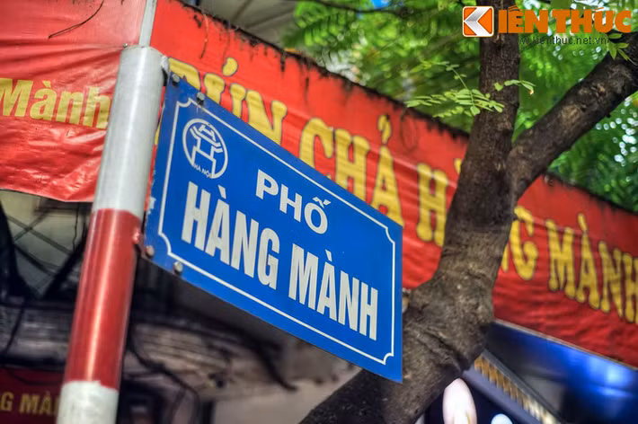 Phố này do một số người dân làng Giới Tế (thuộc huyện Yên Phong, tỉnh Bắc Ninh) di cư đến lập nghiệp. Làng Giới Tế là một làng chuyên làm mành mành, nên phố từng có tên nôm là “Rừng Mành”. Còn theo cách gọi tên của dân phố cổ, phố mang tên là Hàng Mành.