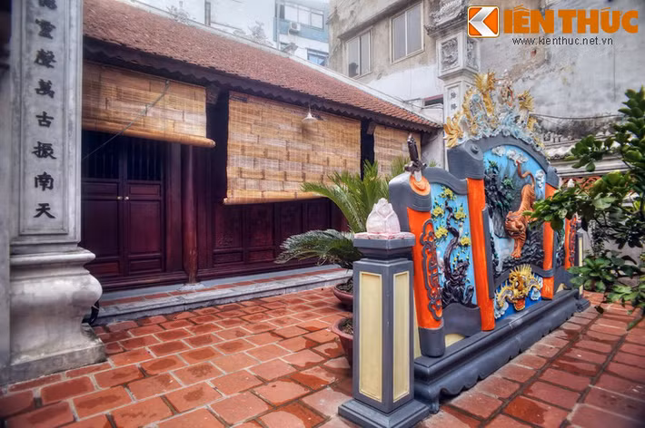 Bên trái khuôn viên chùa có đình Đức Môn. Điều này khiến chùa Cầu Đông là một ngôi chùa hiếm hoi có một ngôi đình nằm bên trong mình.