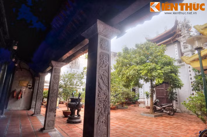 Vào thuở sơ khai, chùa cầu Đông có tên là Đông Môn Tự. Do chùa nằm gần cầu Đông – một cây cầu đá cổ bắc qua đoạn sông Tô Lịch chảy qua phố Hàng Đường xưa – nên người dân quen gọi là chùa Cầu Đông, theo thời gian trở thành tên chính thức.