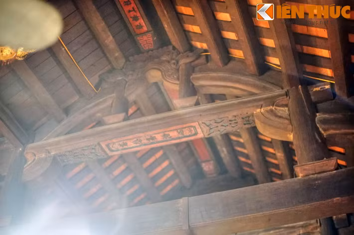 Hệ khung gỗ của chùa Cầu Đông gây ấn tượng với những mảng trang trí khéo léo, là sự kết hợp các phương pháp chạm nổi, chạm bong, chạm lộng tinh xảo, mang bóng dáng của nghệ thuật chạm khắc gỗ thế kỷ 17, 18.