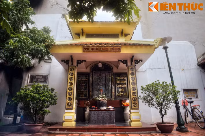 Một nhà bia tưởng niệm đã được dựng trong sân chùa để tưởng nhớ các anh hùng, liệt sĩ phường Hàng Đào đã ngã xuống trong hai cuộc kháng chiến vì nền độc lập, tự do của dân tộc Việt Nam.