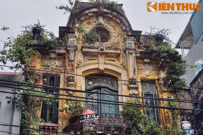 Một vài tòa nhà vẫn giữ được nét kiến trúc phương Tây cổ điển thịnh hành ở phố cổ Hà Nội đầu thế kỷ 20.