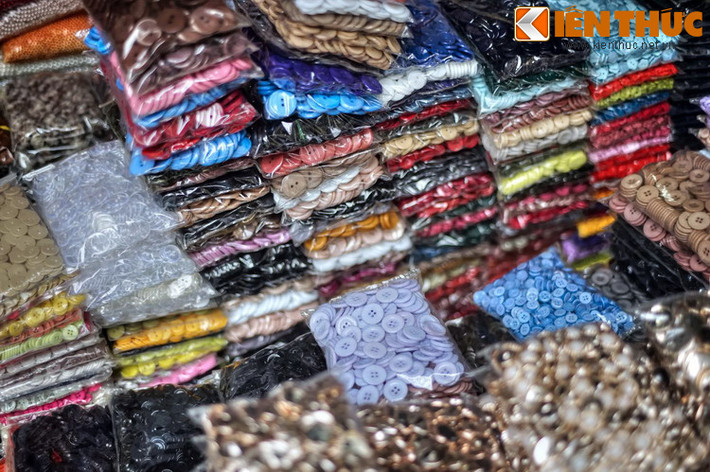 Tại đây, khách hàng có thể dễ dàng lựa chọn những thứ phụ kiện mình cần từ vô số chủng loại cúc áo, khóa kéo, ruy băng, chỉ may... được bày bán tràn ngập bên vỉa hè.