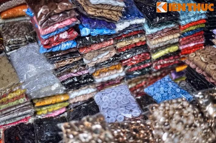 Tại đây, khách hàng có thể dễ dàng lựa chọn những thứ phụ kiện mình cần từ vô số chủng loại cúc áo, khóa kéo, ruy băng, chỉ may... được bày bán tràn ngập bên vỉa hè.