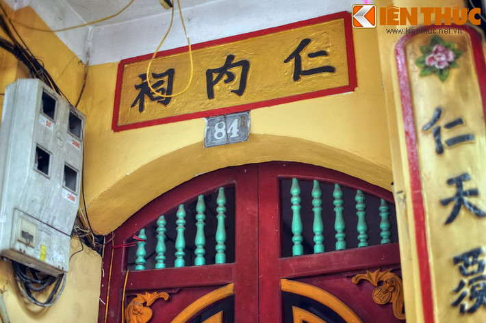 Qua nhiều thăng trầm lịch sử, những dấu vết từ thời xa xưa của phố Hàng Bồ không còn nhiều. Di tích đáng kể nhất trên phố là đền Nhân Nội ở số nhà 84, thờ công chúa Lân Ngọc.