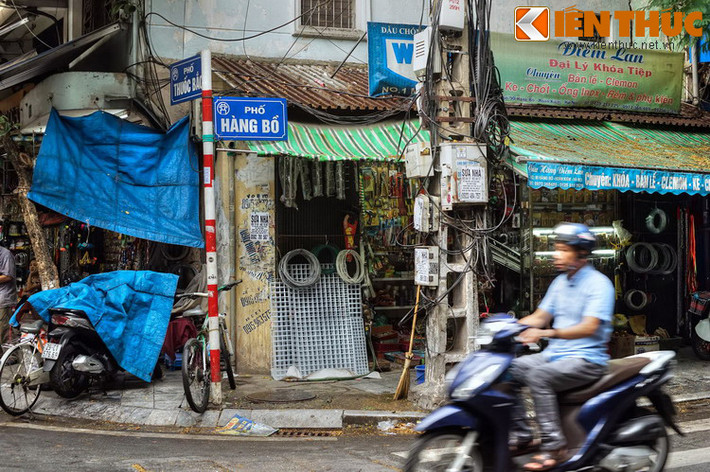 Thời Pháp thuộc, phố có tên tiếng Pháp là “rue des Paniers”, dịch trực tiếp từ tên gọi Hàng Bồ. Từ năm 1945, tên phố Hàng Bồ được chính thức hóa.