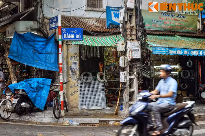 Thời Pháp thuộc, phố có tên tiếng Pháp là “rue des Paniers”, dịch trực tiếp từ tên gọi Hàng Bồ. Từ năm 1945, tên phố Hàng Bồ được chính thức hóa.