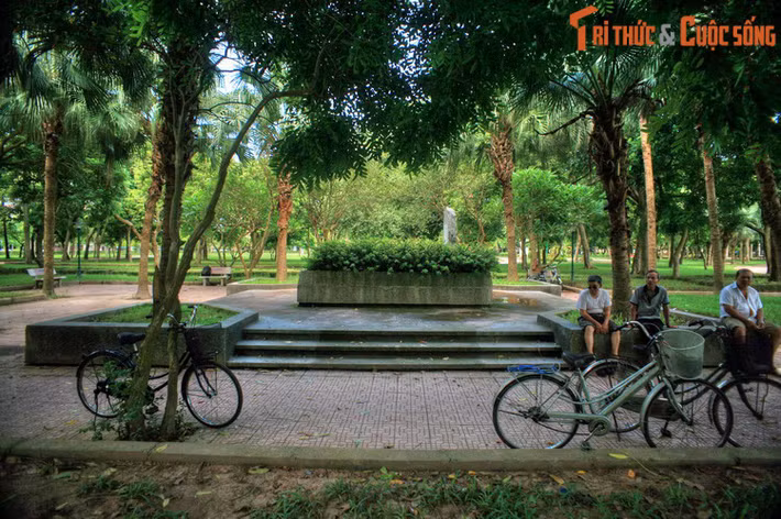 Năm 1975, Nam Hà hợp nhất với tỉnh Ninh Bình thành tỉnh Hà Nam Ninh. Năm 1991, Hà Nam Ninh tách thành hai tỉnh Nam Hà và Ninh Bình. Năm 1996, Nam Hà tách thành hai tỉnh Nam Định và Hà Nam như hiện tại. Ảnh: Mộ nhà thơ Tú Xương bên hồ Vị Xuyên, thành phố Nam Định.