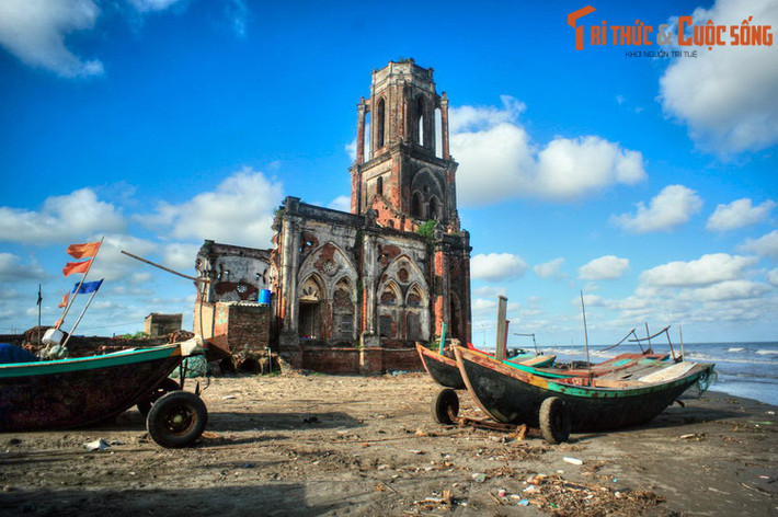 Năm 1832, trấn Nam Định được đổi thành tỉnh Nam Định, gồm cả tỉnh Thái Bình và một phần tỉnh Hà Nam hiện nay. Năm 1890, Thái Bình tách ra thành tỉnh riêng và một phần phía Bắc Nam Định nhập vào tỉnh Hà Nam mới thành lập. Ảnh: Nhà thờ Trái Tim ở Hải Hậu, Nam Định.