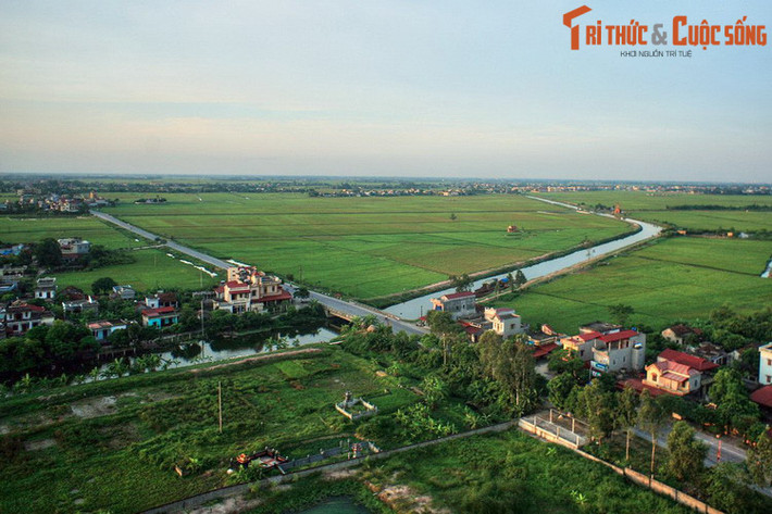 Nằm ở phía Nam đồng bằng Sông Hồng, tỉnh Nam Định là một vùng đất có bề dày văn hiến lâu đời, quê hương của nhiều nhân vật lỗi lạc trong lịch sử Việt Nam như Tổng Bí thư Trường Chinh, Trạng nguyên Lương Thế Vinh, các nhà thơ Nguyễn Khuyến, Tú Xương... Ảnh: Cảnh đồng quê ở Vụ Bản, Nam Định.