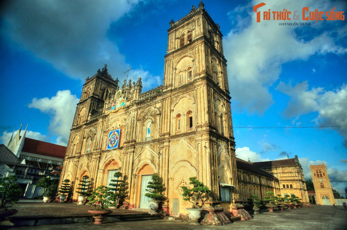 Sau năm 1945, địa giới hành chính của Nam Định có nhiều thay đổi. Có một giai đoạn ngắn nơi đây gồm tỉnh Nam Định, tỉnh Bùi Chu và thành phố Nam Định trực thuộc trung ương. Tháng 5/1965, tỉnh Nam Định hợp nhất với tỉnh Hà Nam thành tỉnh Nam Hà. Ảnh: Nhà thờ Bùi Chu ở Xuân Trường, Nam Định.