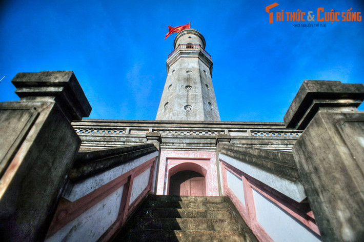 Năm 1822, dưới triều vua Minh Mạng, nhà Nguyễn đã cho đổi tên trấn Sơn Nam Hạ thành trấn Nam Định. Kể từ thời điểm này, địa danh Nam Định chính thức xuất hiện trong sử sách Việt Nam. Ảnh: Cột cờ Thành Nam, thành phố Nam Định.