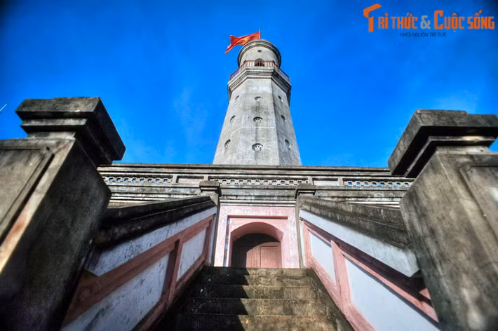 Năm 1822, dưới triều vua Minh Mạng, nhà Nguyễn đã cho đổi tên trấn Sơn Nam Hạ thành trấn Nam Định. Kể từ thời điểm này, địa danh Nam Định chính thức xuất hiện trong sử sách Việt Nam. Ảnh: Cột cờ Thành Nam, thành phố Nam Định.