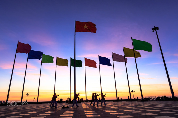 Trên quảng trường Bãi Sau Vũng Tàu lúc 5h sáng. Ảnh: Brian Graney / 500px.com.