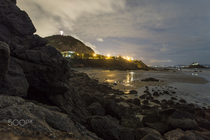 Tượng đài Chúa Kito Vua rực sáng trên núi Nhỏ, nhìn từ bãi Vọng Nguyệt. Ảnh: Markus Waltl / 500px.com.
