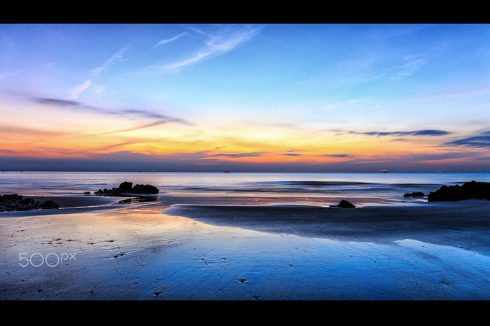 Một buổi bình minh trên bờ biển vắng ở Vũng Tàu. Ảnh: Brian Graney / 500px.com.