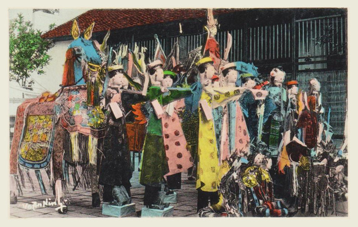 Đồ hàng mã bán trên phố Hàng Mã ở Hà Nội xưa.