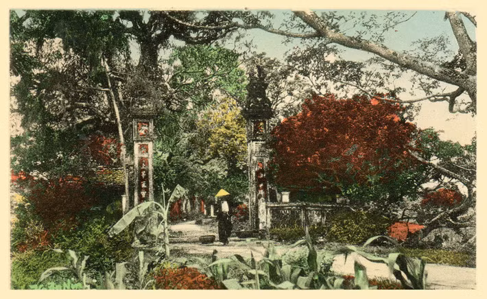 Cổng đền Voi Phục ở Hà Nội.