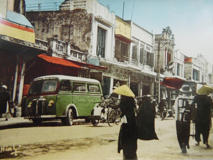 Đường phố Hà Nội những năm 1950.