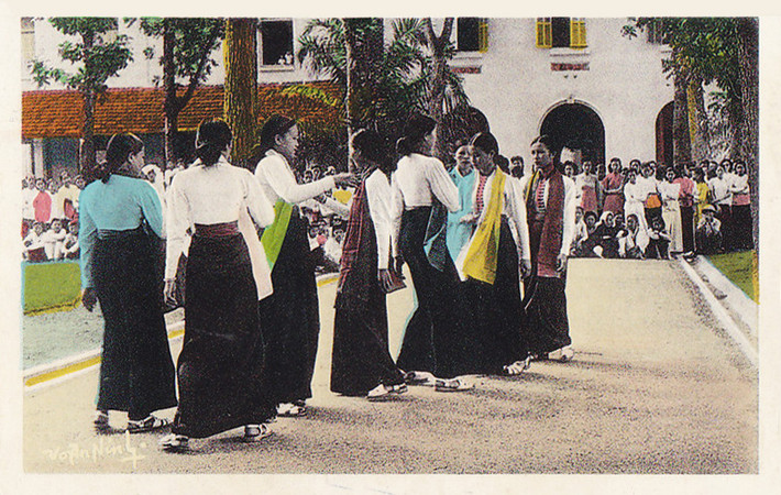 Những phụ nữ Thái trắng múa khăn ở Lai Châu.