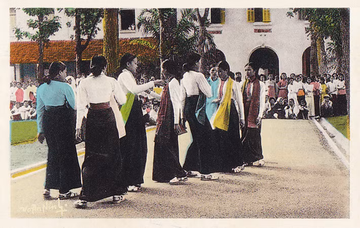 Những phụ nữ Thái trắng múa khăn ở Lai Châu.