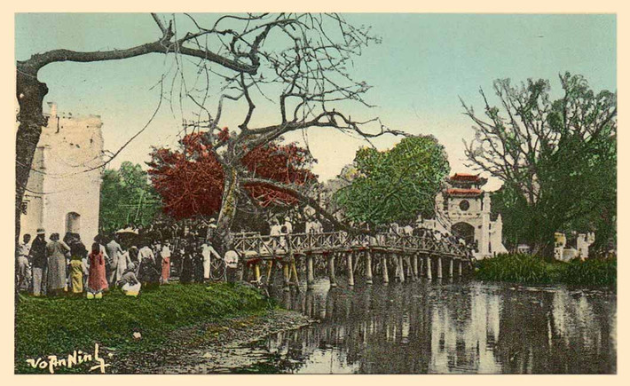 Cầu Thê Húc và đền Ngọc Sơn ở hồ Gươm, Hà Nội.