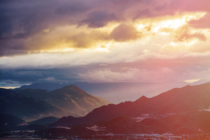Hoàng hôn trên những dãy núi phía Tây Nha Trang. Ảnh: Andrey Orlov / 500px.com.