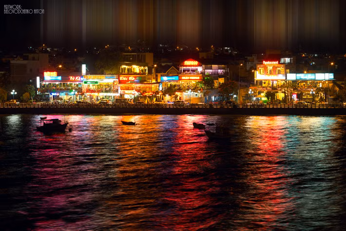 Một góc phố hải sản bên bờ sông Cái lung linh trong đêm. Ảnh: Anton Belovodchenko / 500px.com.