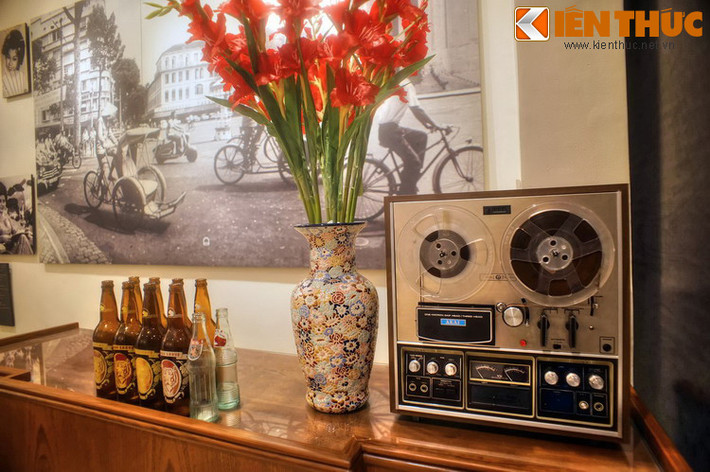 Phòng trà là một nét văn hóa đặc sắc ở Sài Gòn xưa. Đây là nơi giới trung lưu và thượng lưu đến để nghe nhạc sống và thưởng thức các loại đồ uống. Các phòng trà thường được bài trí trang nhã, mang hơi hướng lãng mạn, phù hợp với các bản tình ca phổ biến thời đó.