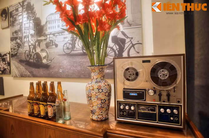 Phòng trà là một nét văn hóa đặc sắc ở Sài Gòn xưa. Đây là nơi giới trung lưu và thượng lưu đến để nghe nhạc sống và thưởng thức các loại đồ uống. Các phòng trà thường được bài trí trang nhã, mang hơi hướng lãng mạn, phù hợp với các bản tình ca phổ biến thời đó.