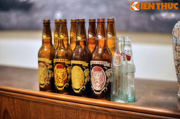 Đồ uống quen thuộc tại các phòng trà là bia và nước giải khát nhập ngoại hoặc sản xuất trong nước. Trong ảnh là vỏ bia Larue (bia Con Cọp) và nước ngọt SEGI, được sản xuất tại hai nhà máy nước giải khát đầu tiên ở miền Nam là B.G.I và S.E.G.I.