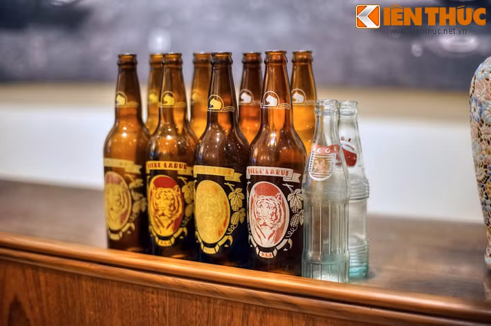 Đồ uống quen thuộc tại các phòng trà là bia và nước giải khát nhập ngoại hoặc sản xuất trong nước. Trong ảnh là vỏ bia Larue (bia Con Cọp) và nước ngọt SEGI, được sản xuất tại hai nhà máy nước giải khát đầu tiên ở miền Nam là B.G.I và S.E.G.I.