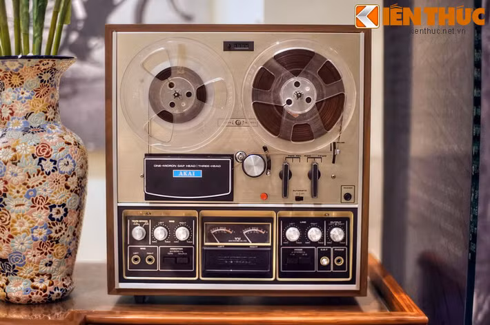 Máy thu âm hiệu AKAI của Nhật Bản. Phòng trà cũng có thể dùng làm phòng thu âm, là nơi khởi nghiệp của nhiều ca sĩ nổi tiếng Sài Gòn trước 1975.