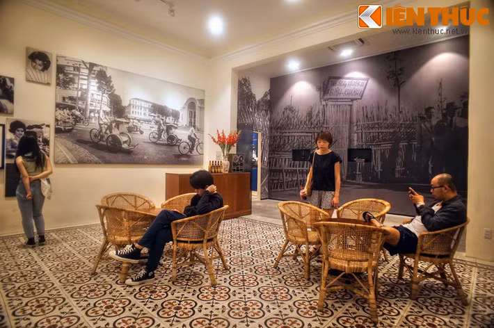 Những bộ bàn ghế mây đơn giản đem lại sự thoái mái cho lữ khách đến giải trí hoặc hàn huyên cùng bằng hữu.