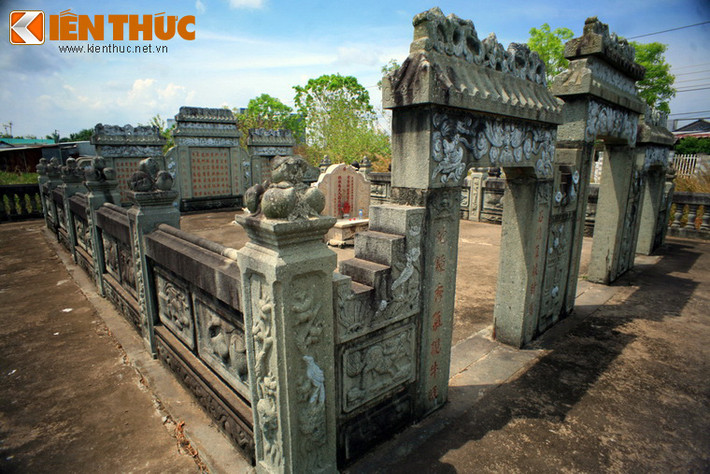 Nét đặc sắc nhất của khu lăng mộ là hình tượng các loại trái cây được khắc trên các trụ cột ở hai vòng tường bao quanh.