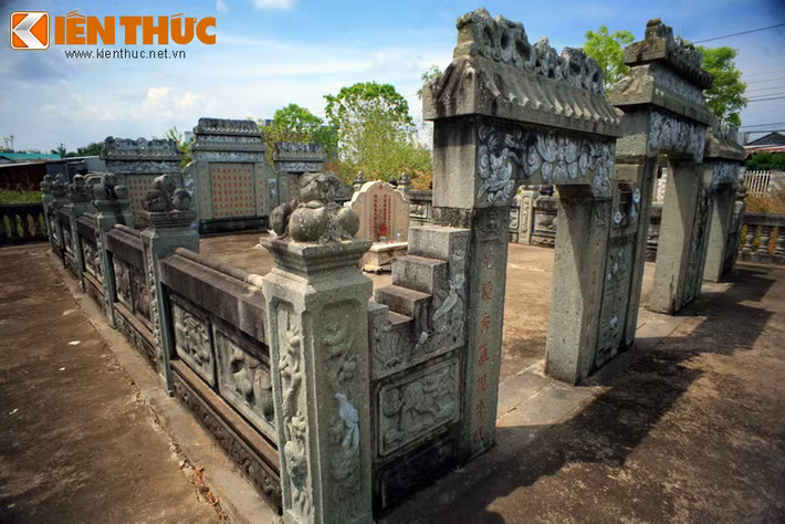 Nét đặc sắc nhất của khu lăng mộ là hình tượng các loại trái cây được khắc trên các trụ cột ở hai vòng tường bao quanh.