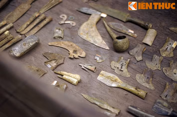 Vũ khí trong mộ thuyền Việt Khê rất da dạng về loại hình và kiểu dáng, nổi bật trong số đó là các loại rìu chiến. Đây là loại vũ khí độc đáo của thời đại Hùng Vương, còn có tên gọi khác là dao phạng vì kiểu dáng nó gần giống với loại dao thái phở ngày nay.